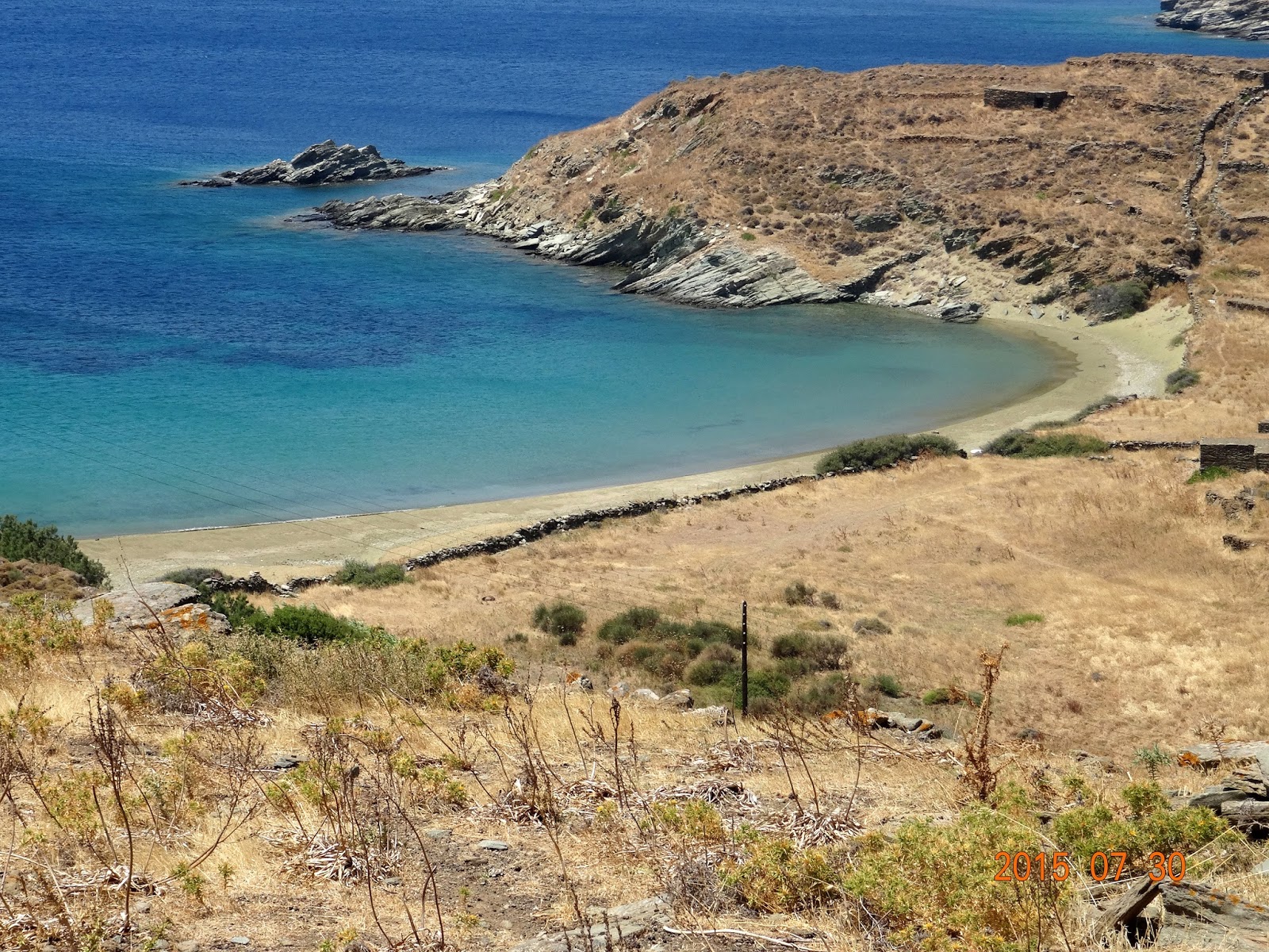 Φωτογραφία του Apiganiá paralía με φωτεινή άμμος επιφάνεια