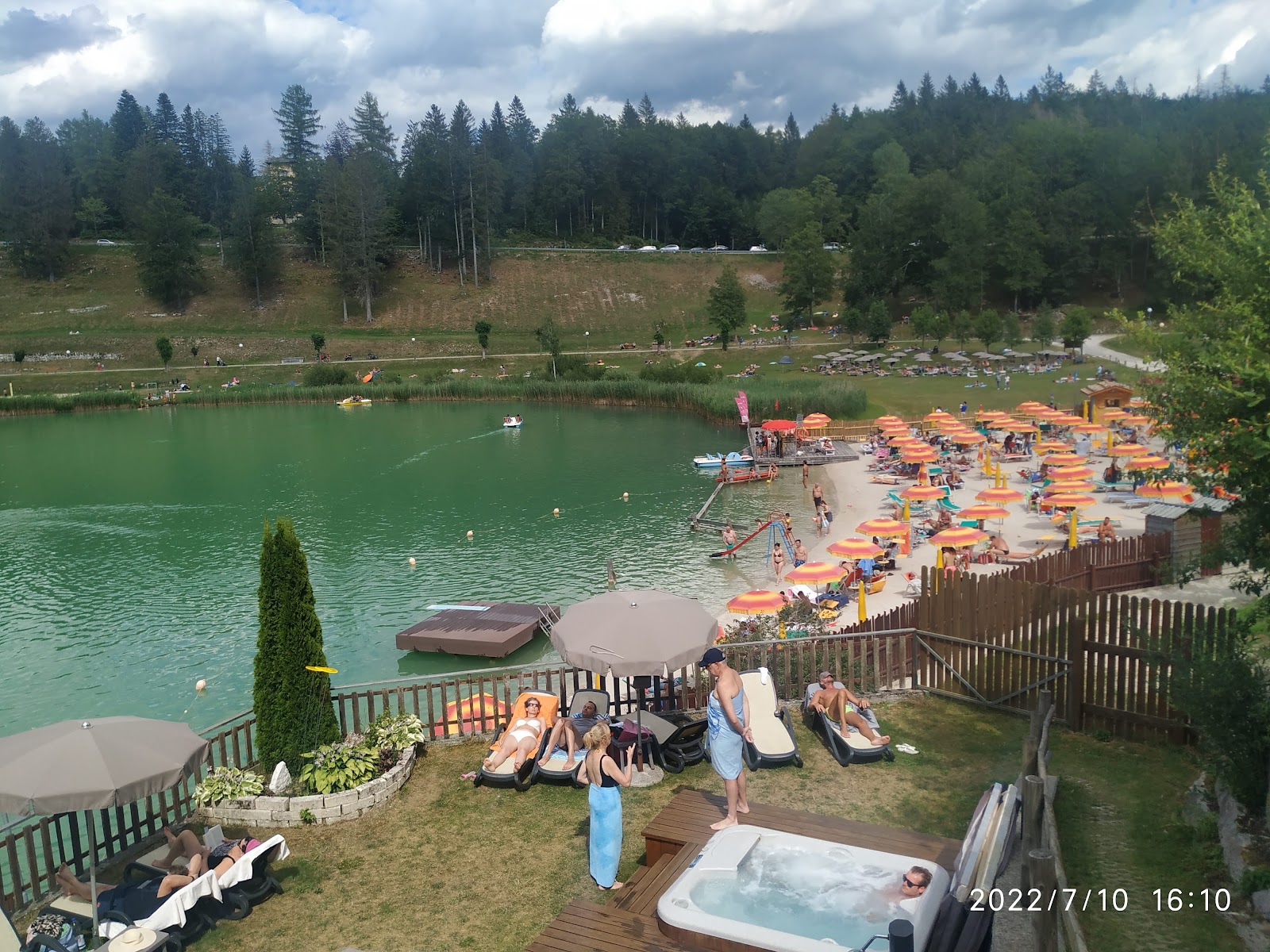 Foto von Lido Marzari di Lavarone von Klippen umgeben