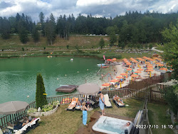 Foto von Lido Marzari di Lavarone von Klippen umgeben