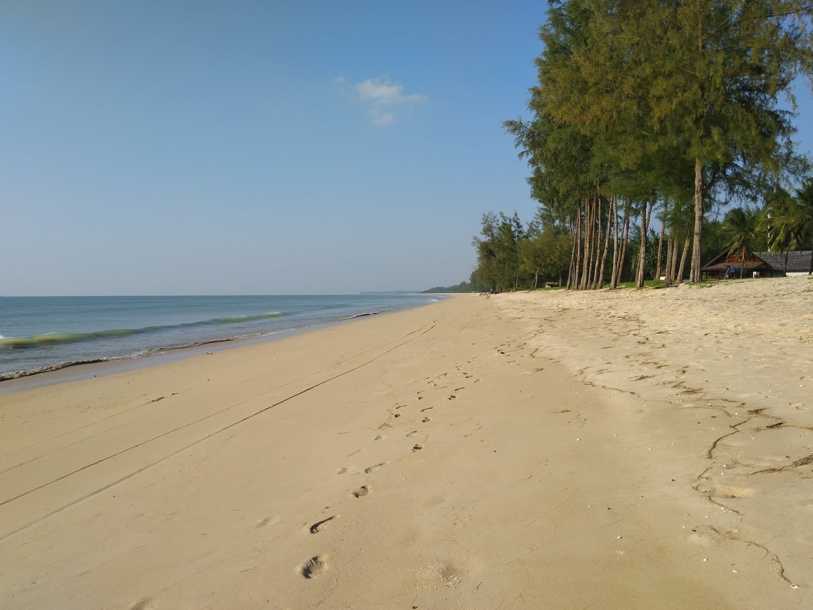 Foto de Bang Lad Beach con agua turquesa superficie