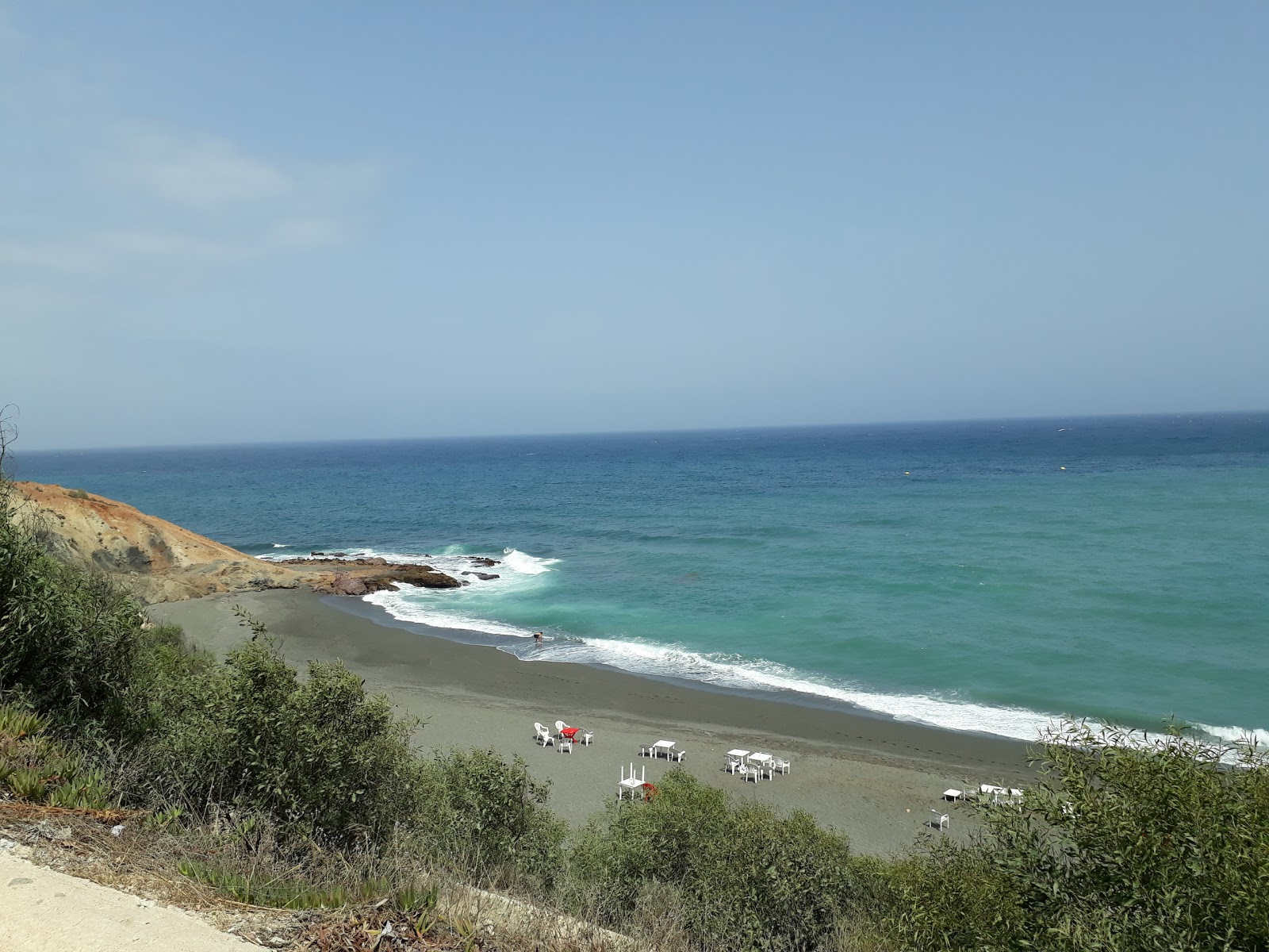 Φωτογραφία του Plage Thara Youssef με μαύρη άμμος επιφάνεια