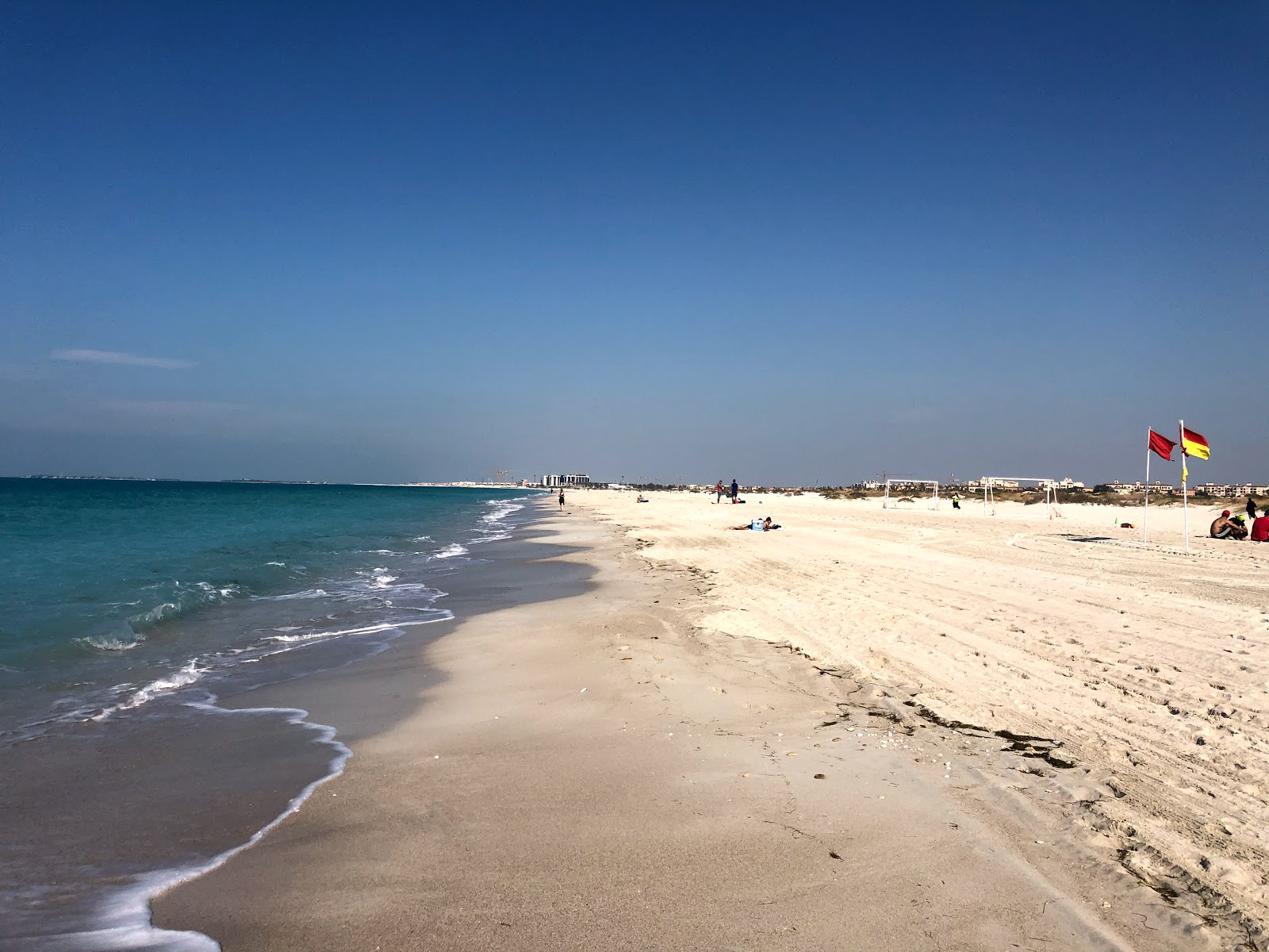 Foto van Saadiyat Strand met wit fijn zand oppervlakte
