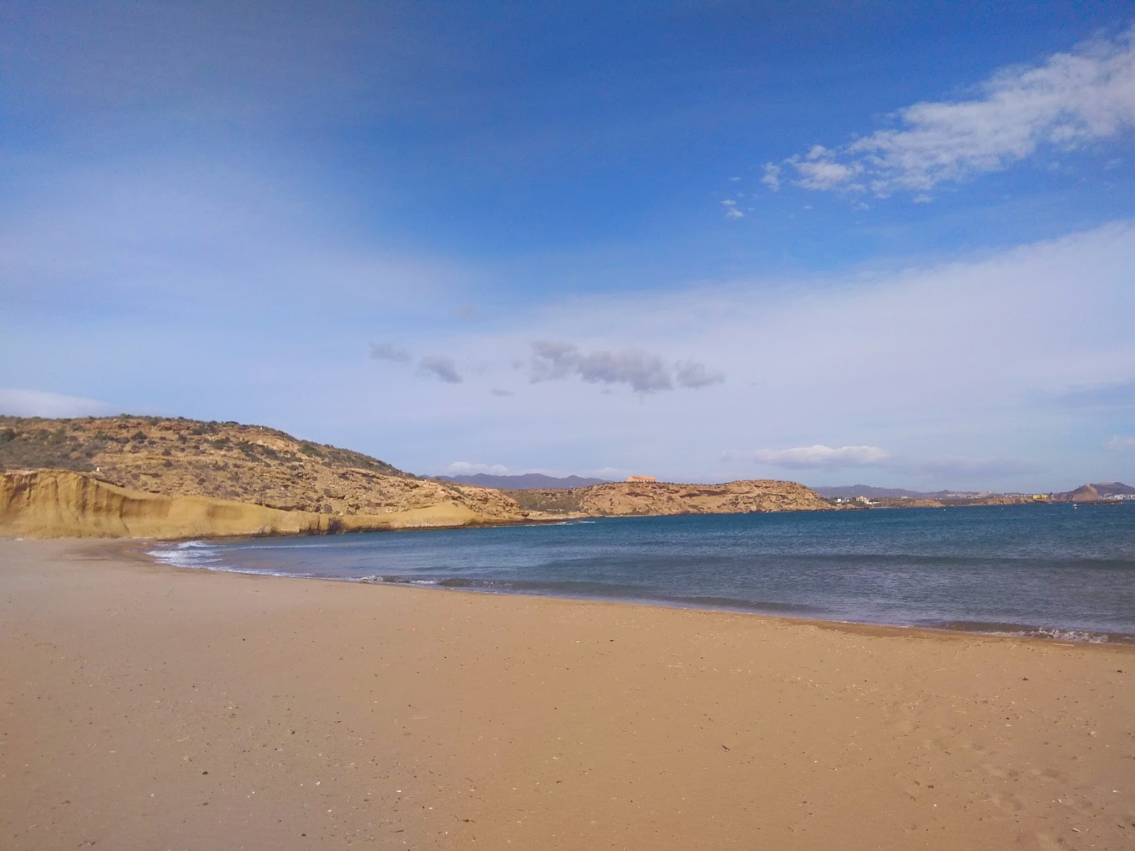 Foto von Playa de la Higuerica befindet sich in natürlicher umgebung