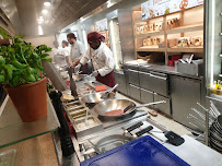 Atmosphère du Restaurant italien Vapiano Paris Champs Elysées Pasta Pizza Bar - n°19