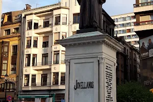 Estatua de Jovellanos image