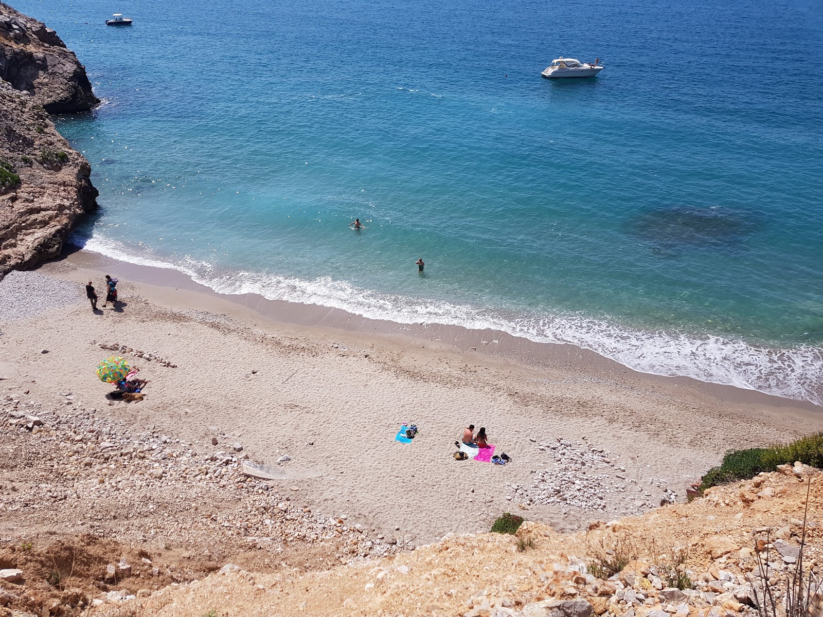Foto di Playa de Pebre con una superficie del sabbia grigia e rocce