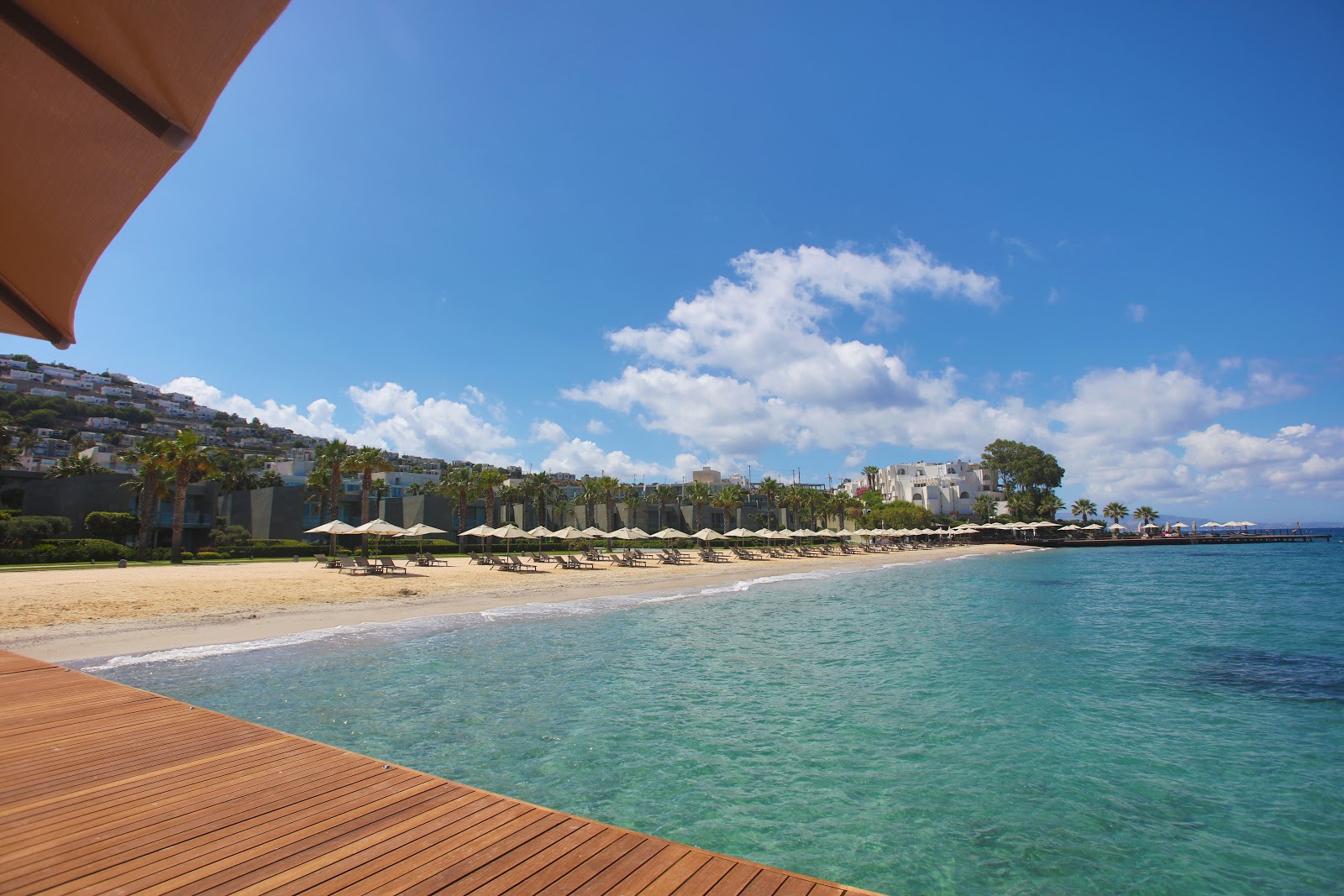 Foto von Swissotel Strand mit heller feiner sand Oberfläche