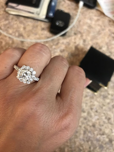 Jewelry Buyer «Gold and Jewelry Direct», reviews and photos, 130 S Main St, Algonquin, IL 60102, USA