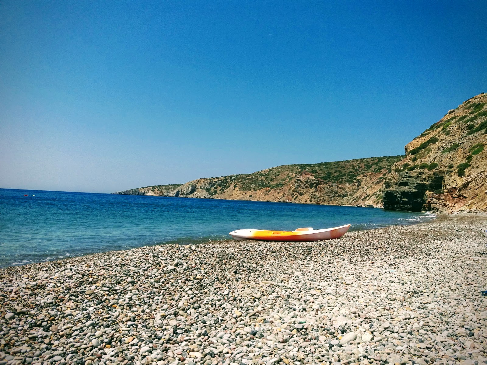 Foto de Apothyka beach respaldado por acantilados