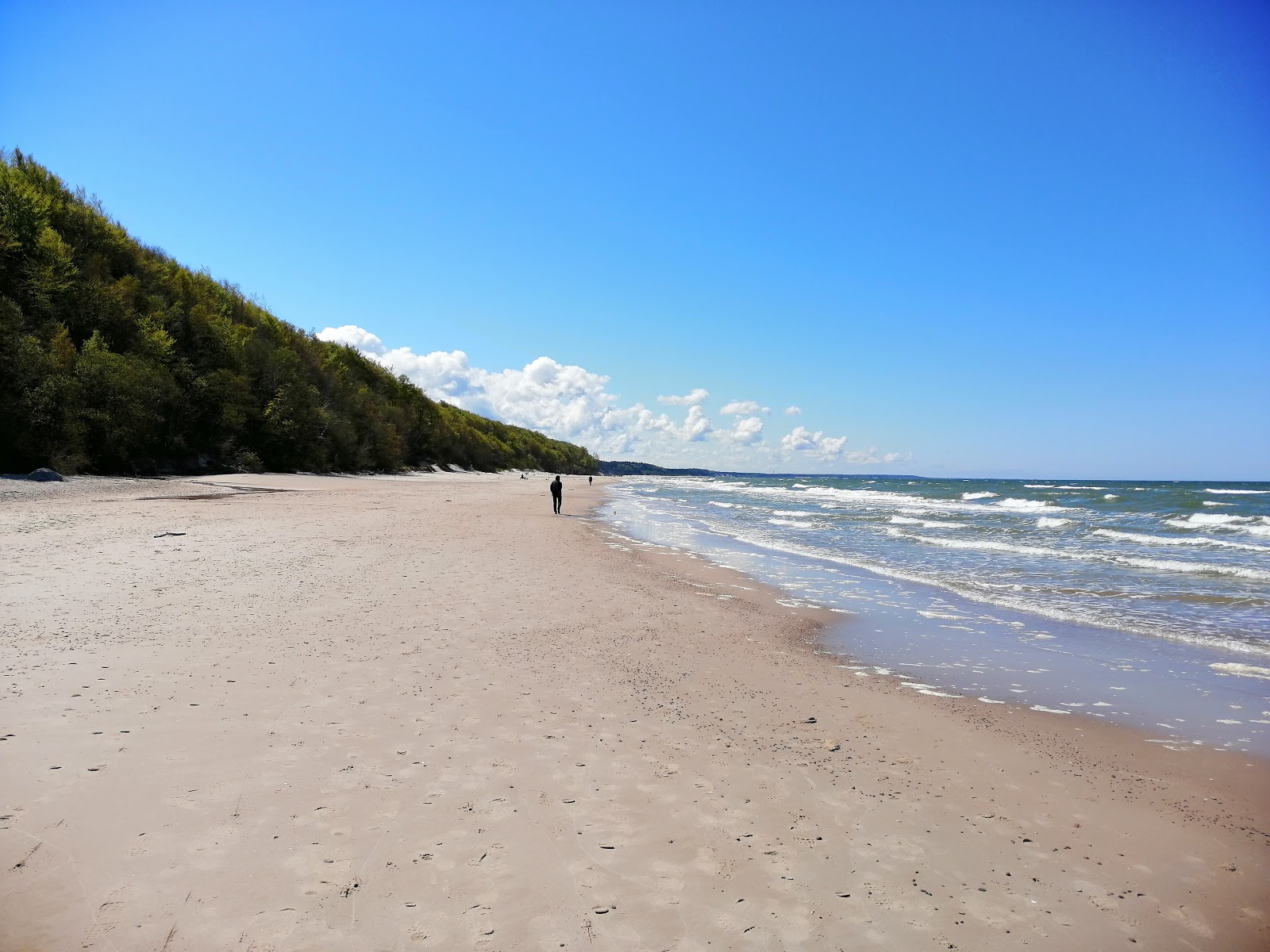 Poddabie Beach的照片 带有碧绿色纯水表面