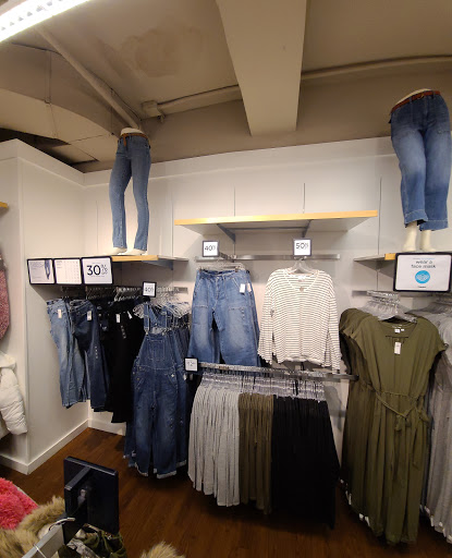 Clothing Store «Gap Outlet», reviews and photos, 423 86th St, Brooklyn, NY 11209, USA