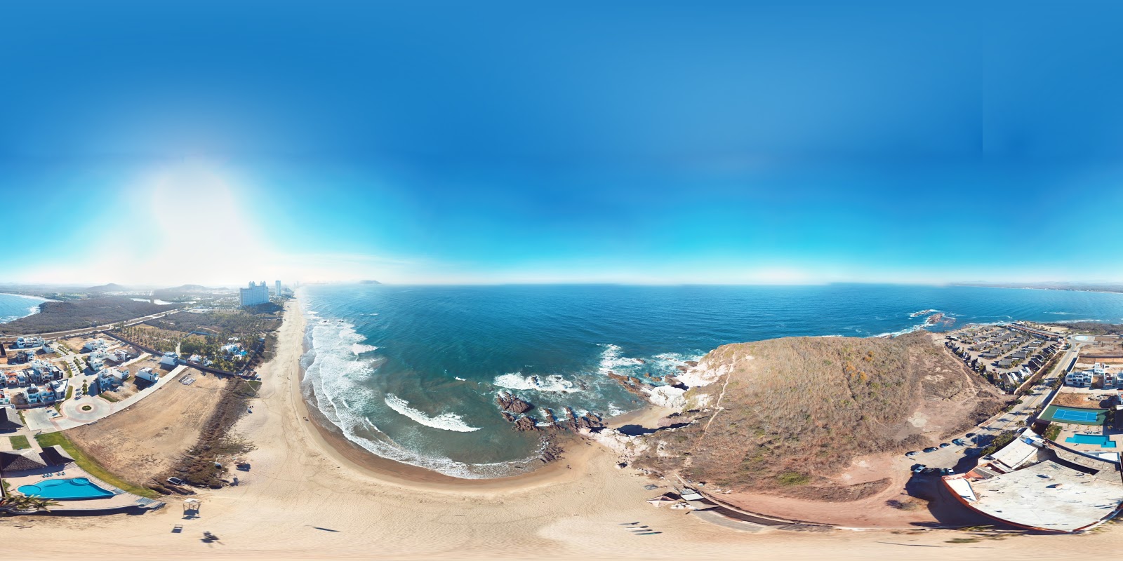 Foto de Playa Brujas com água cristalina superfície