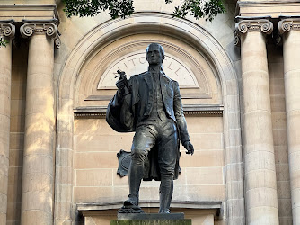 Matthew Flinders Statue