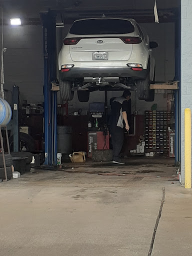 Tire Shop «Gateway Tire & Service Center», reviews and photos, 1011 N Main St, Shelbyville, TN 37160, USA