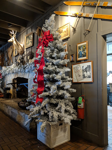 American Restaurant «Cracker Barrel Old Country Store», reviews and photos, 901 Veterans Memorial Pkwy, St Charles, MO 63303, USA