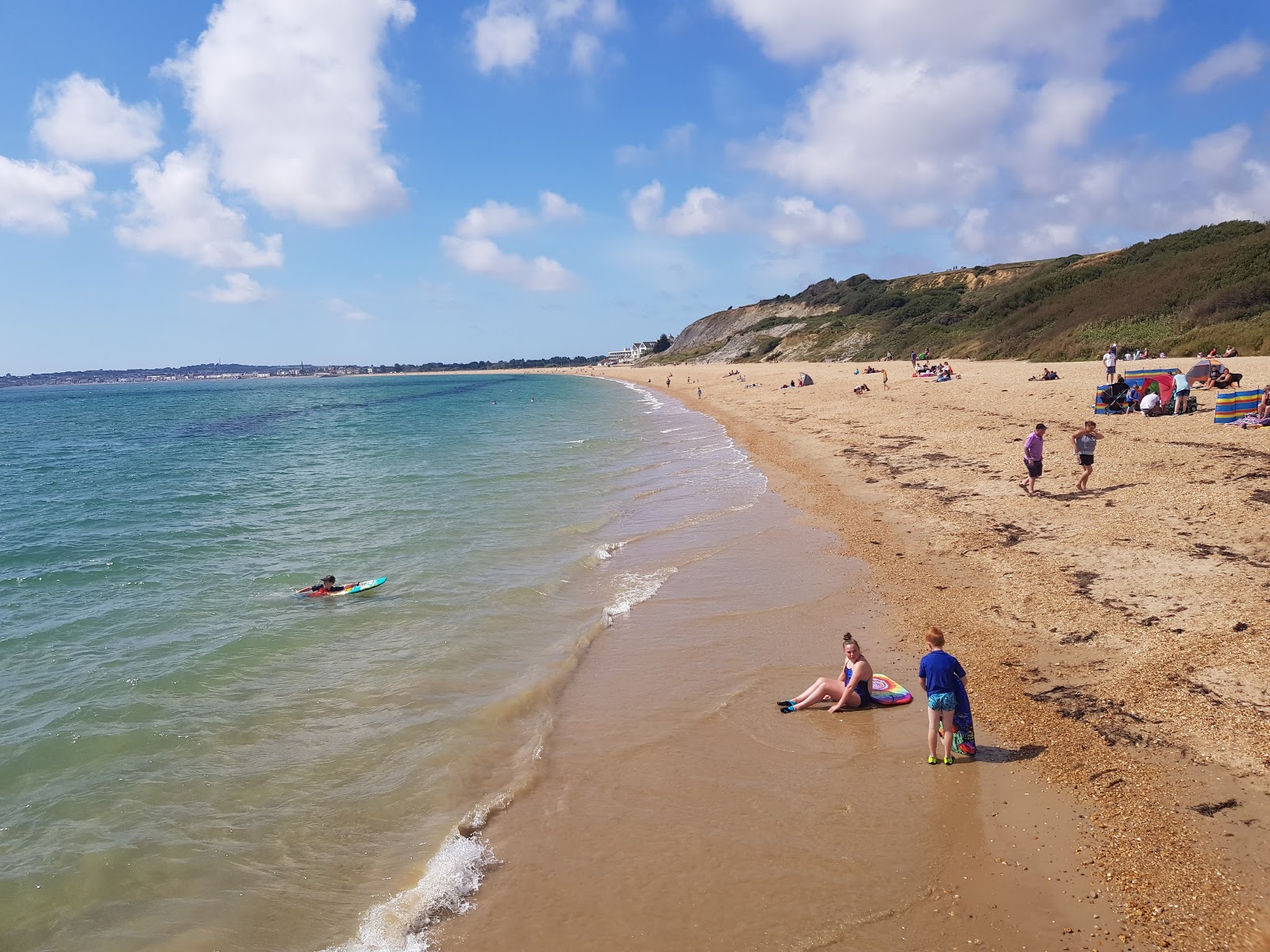 Foto van Bowleaze Cove met lichte fijne kiezelsteen oppervlakte