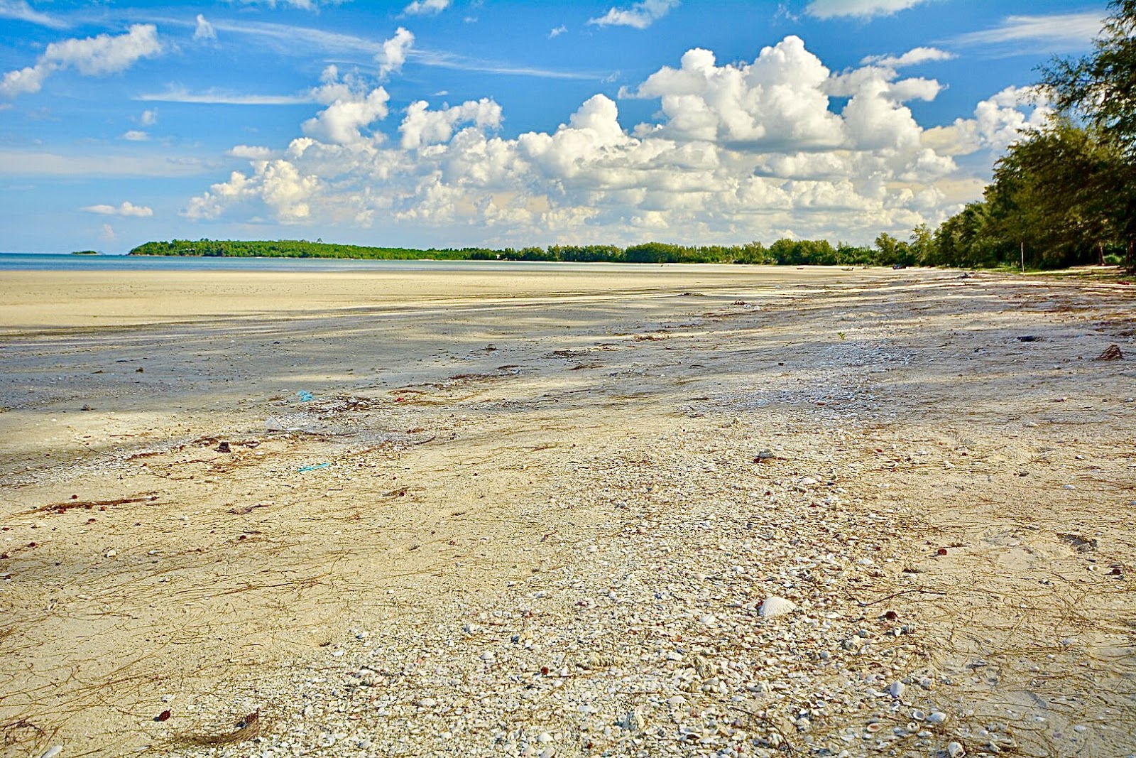 Fotografie cu Ao Bo Mao Bay Beach cu o suprafață de apa pură turcoaz