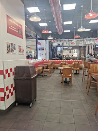 Atmosphère du Restaurant de hamburgers Five Guys à Rosny-sous-Bois - n°11