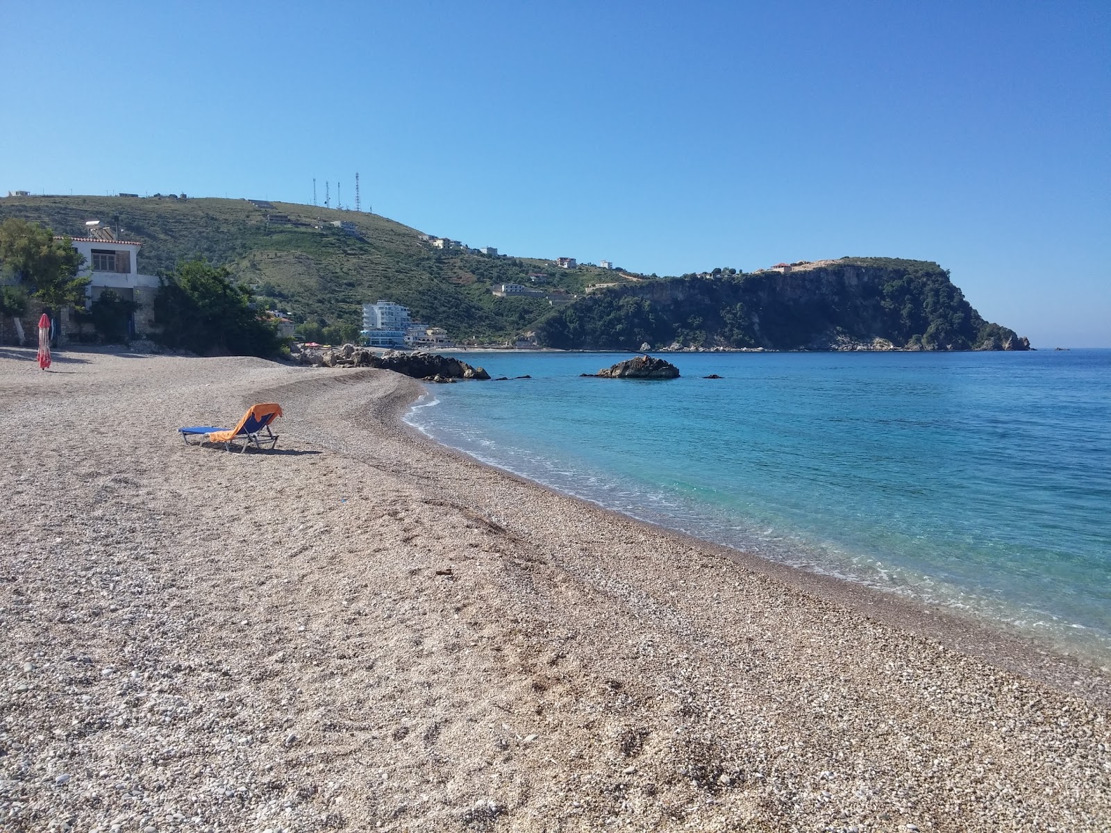 Zdjęcie Prinos beach z powierzchnią beżowe kamyki
