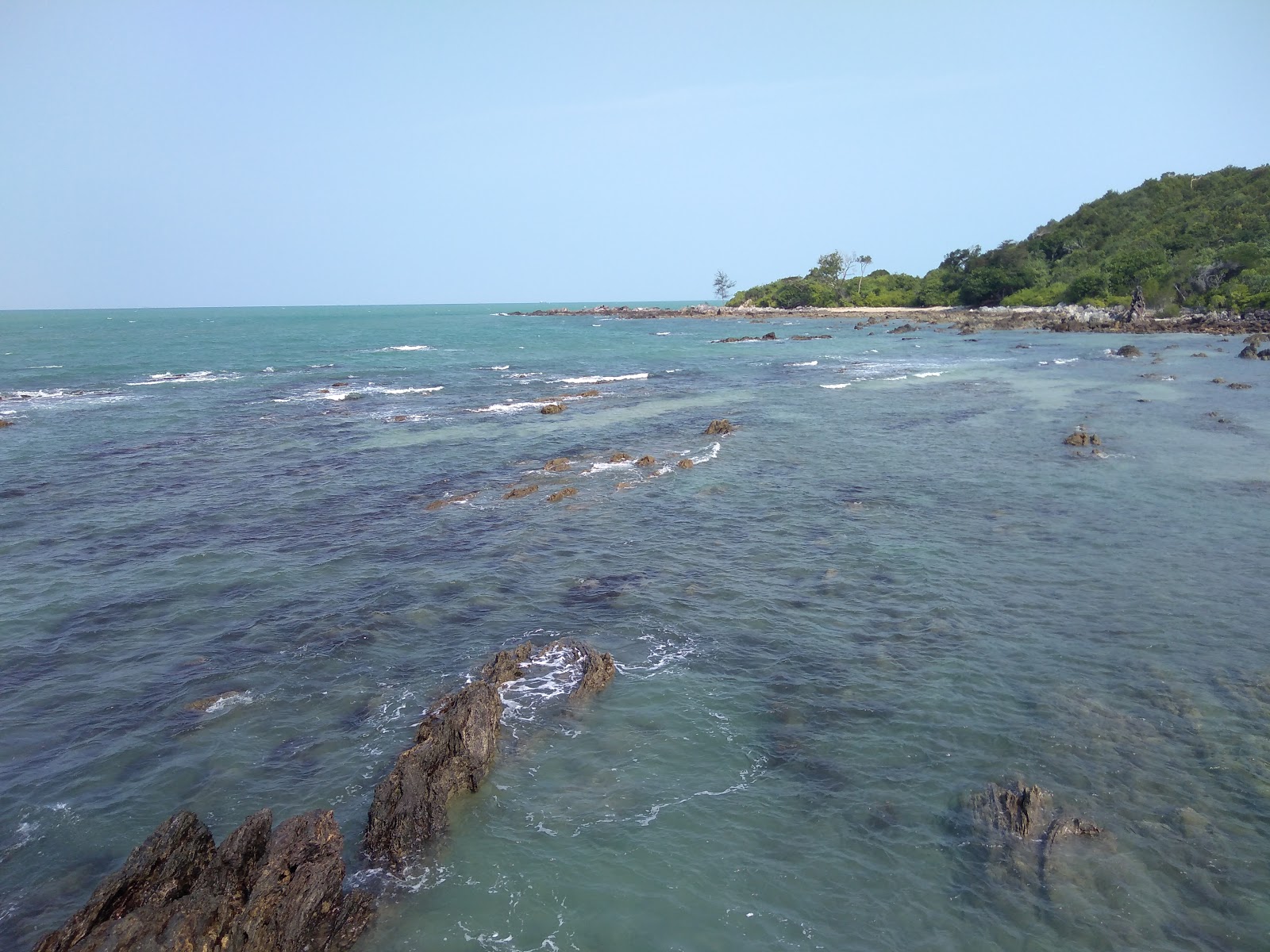 Tanjung Balau Jetty Beach的照片 背靠悬崖