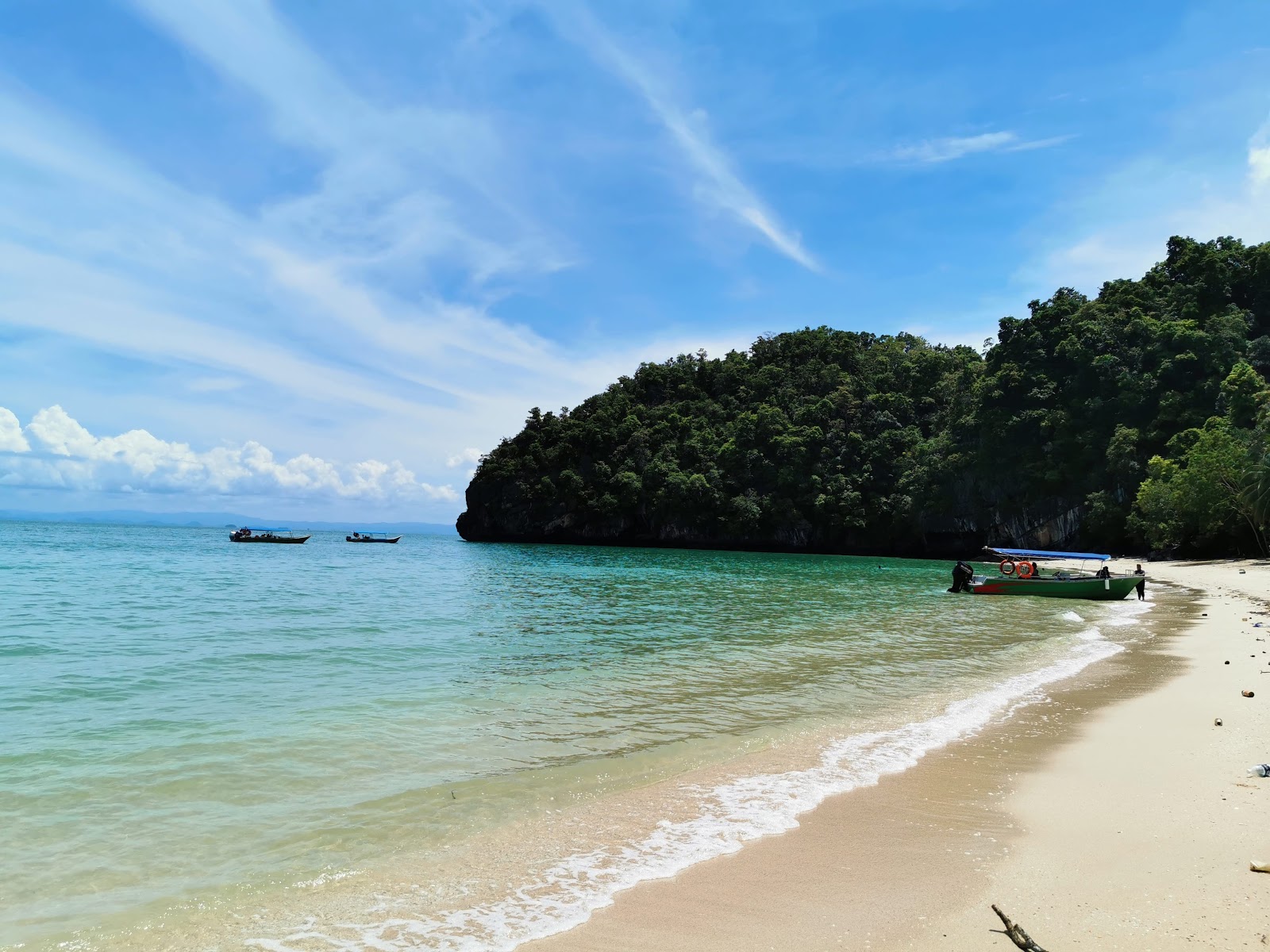Foto von Pasir Panjang Beach mit heller sand Oberfläche