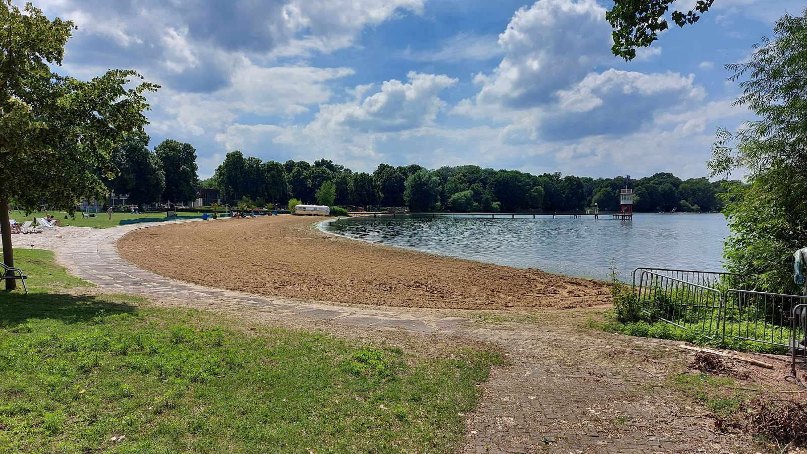 Foto av Strandbad Maschsee med rymlig strand