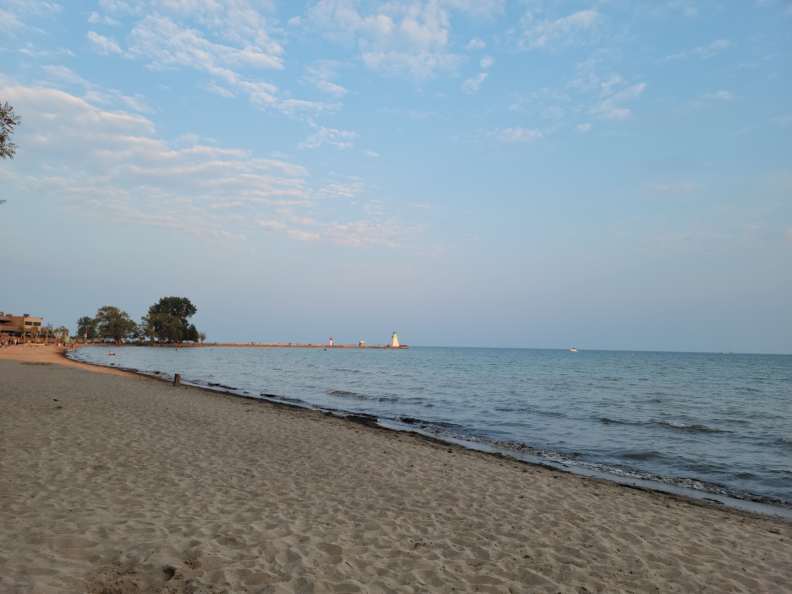 Foto av Port Dover Beach med turkos rent vatten yta