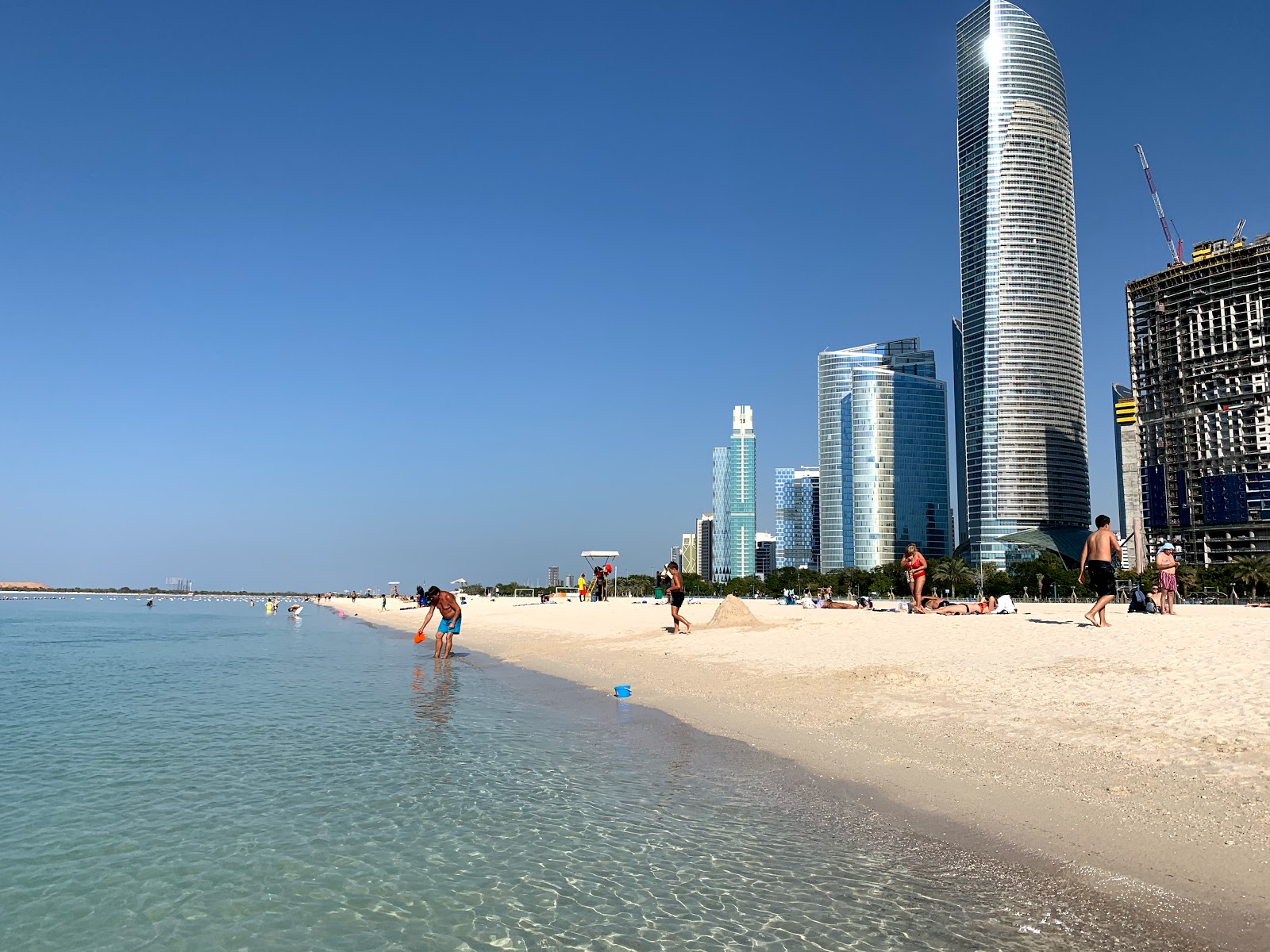 Foto av Abu Dhabi beach med vit fin sand yta