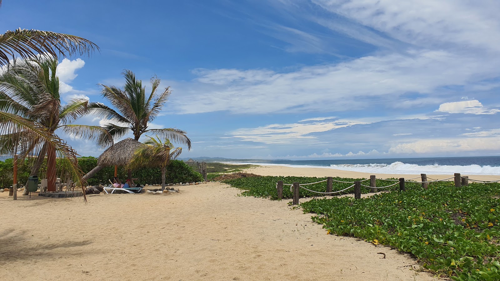 Photo de Playa Delfin avec rivage droit, long
