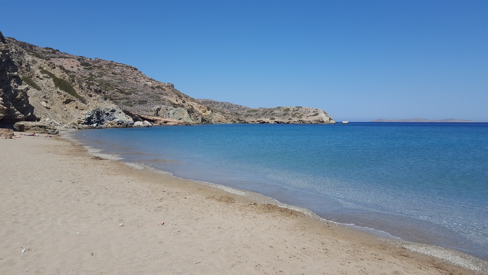 Foto de Praia de Erimoupolis rodeado por montanhas