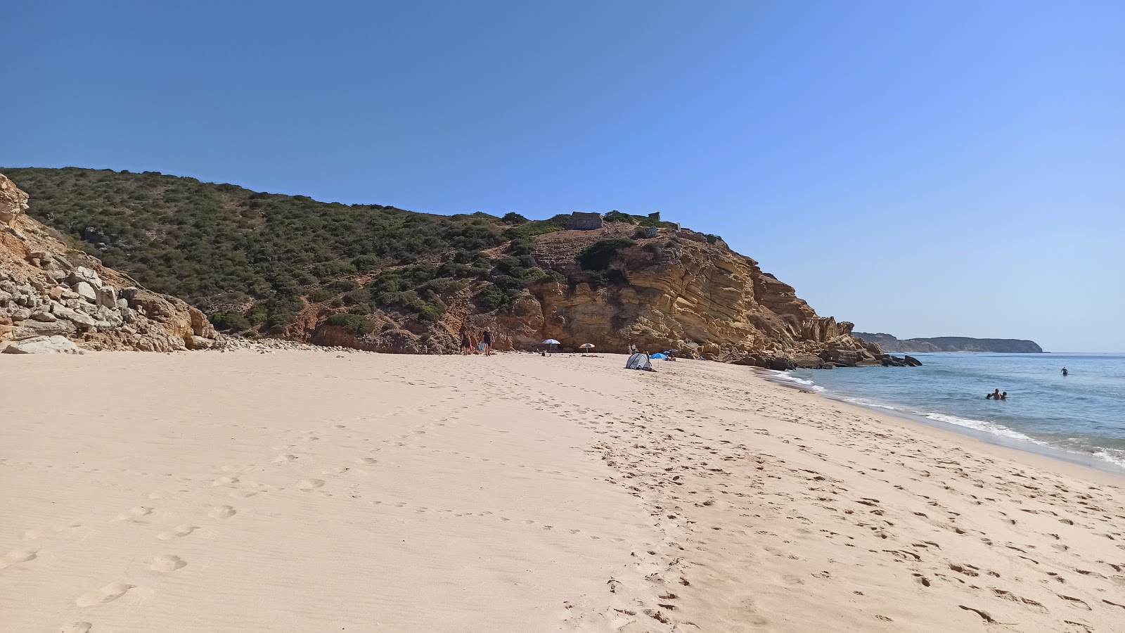 Zdjęcie Praia da Figueira otoczony górami