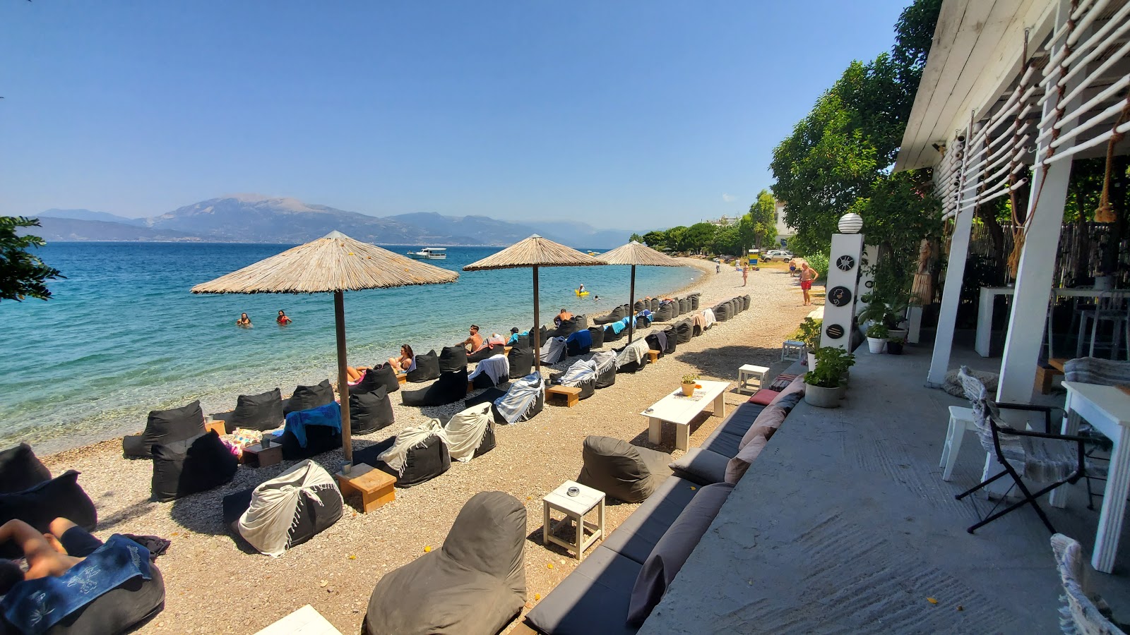 Foto di Agios-Vasilios II con una superficie del ciottoli marroni