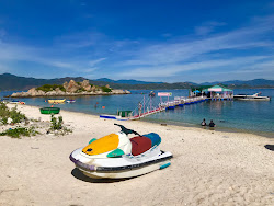 Foto von Bai Nha Beach umgeben von Bergen