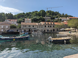 Port of Sudurad'in fotoğrafı uçurumlarla desteklenmiş