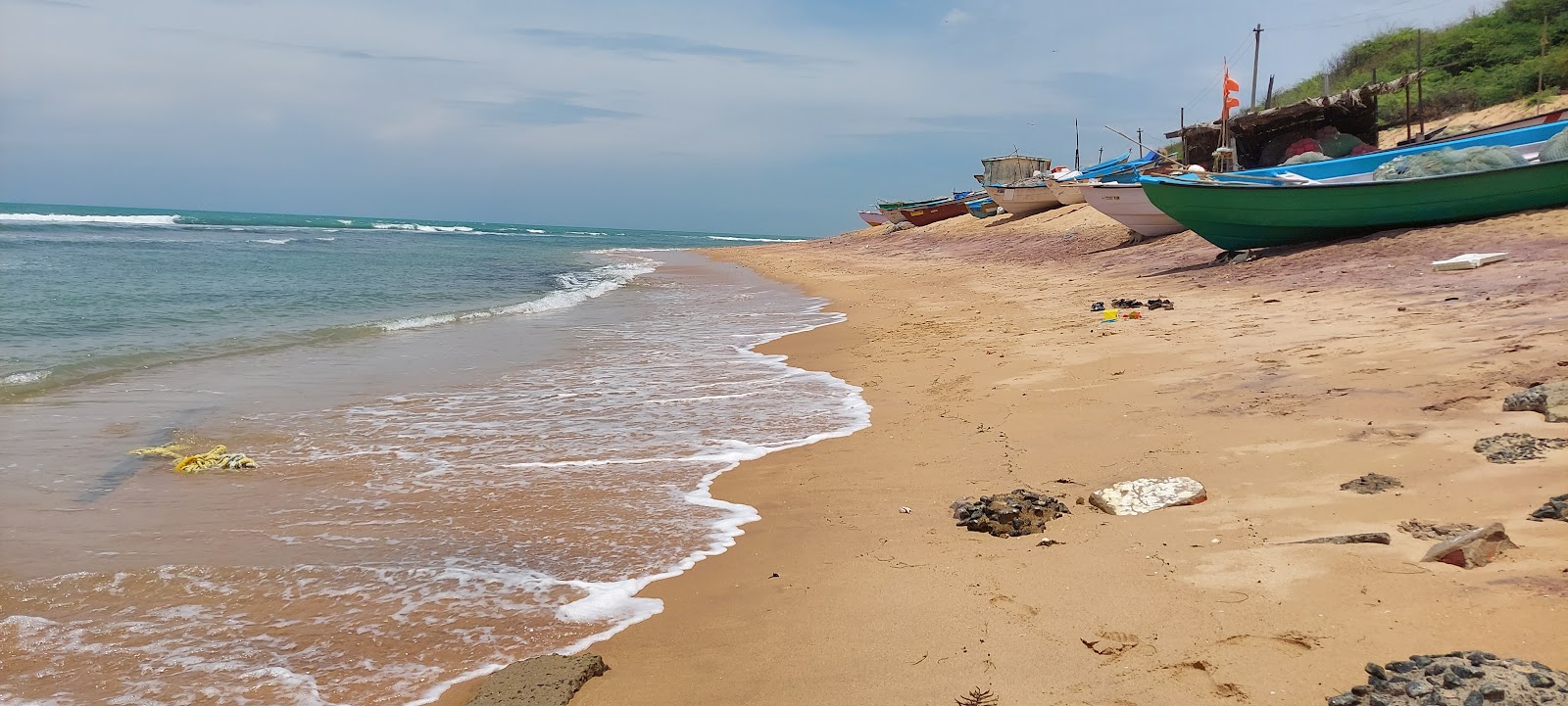 Foto de Kooduthalai beach com areia brilhante superfície
