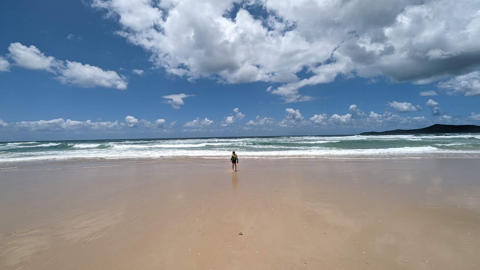 Valokuva Noosa North Shore Beachista. pinnalla beige iekka:n kanssa