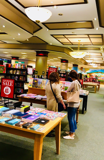 Book Store «Barnes & Noble», reviews and photos, 720 Hawthorne Center, Vernon Hills, IL 60061, USA