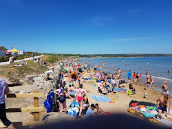 Fotografie cu Ardmore Beach sprijinit de stânci