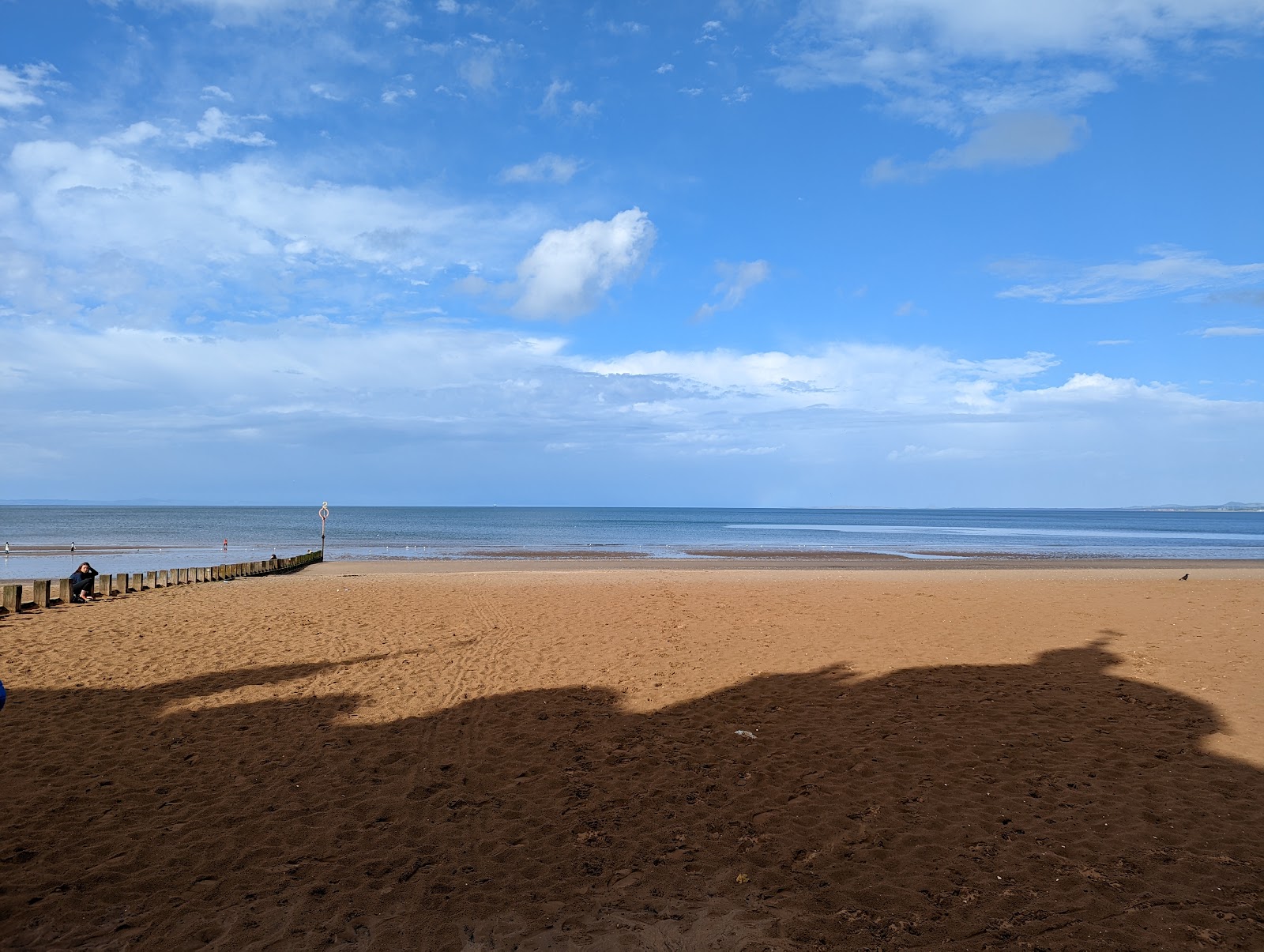 Portobello beach的照片 带有碧绿色水表面