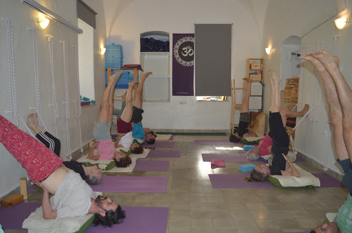 Iyengar Yoga with Agi