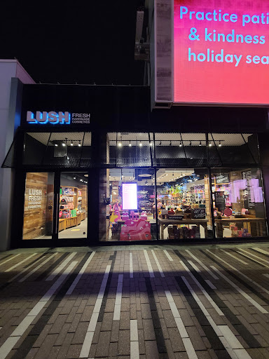 Cosmetics Store «LUSH Fresh Handmade Cosmetics», reviews and photos, 51 Oakbrook Center, Oak Brook, IL 60523, USA
