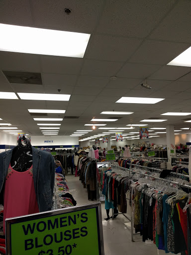 Thrift Store «Goodwill Retail Store of Chesterfield – Clayton & Baxter», reviews and photos, 14808 Clayton Rd, Chesterfield, MO 63017, USA