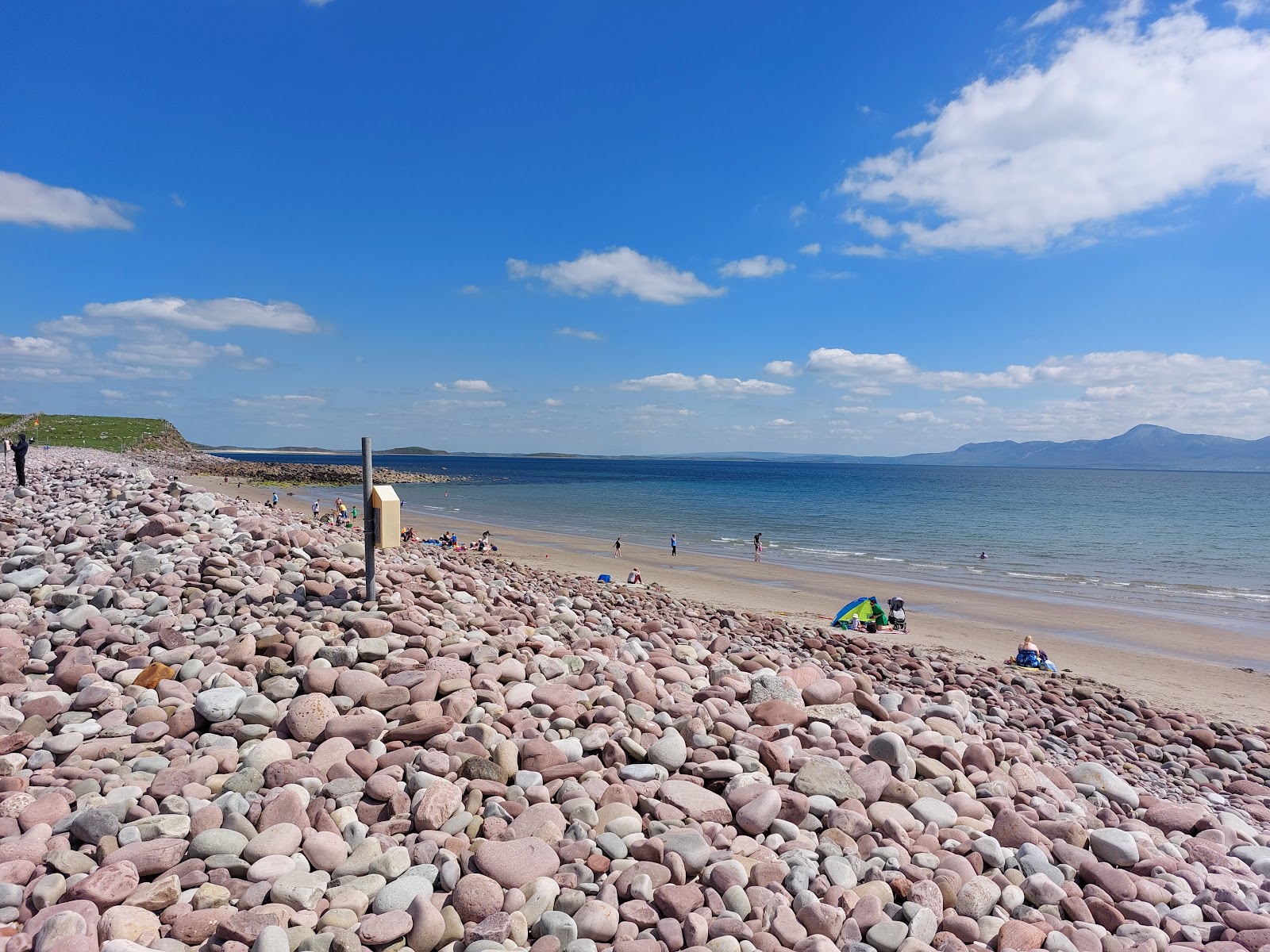 Foto de Mulranny Beach com areia clara e seixos superfície