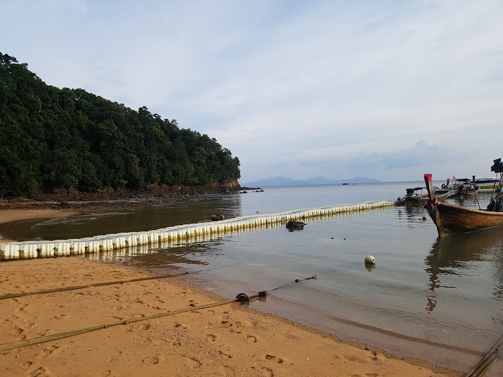 Mango bay Beach'in fotoğrafı geniş ile birlikte