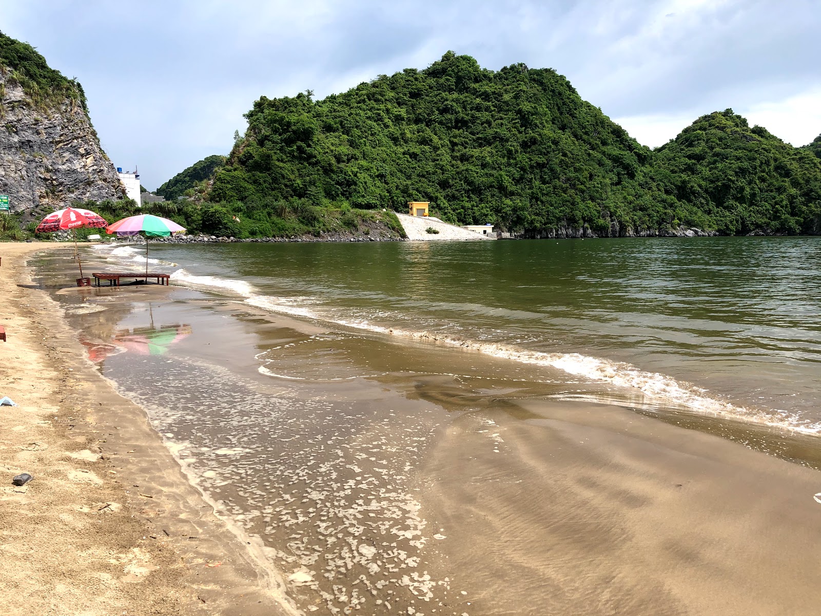 Fotografija Tung thu beach z svetel pesek površino
