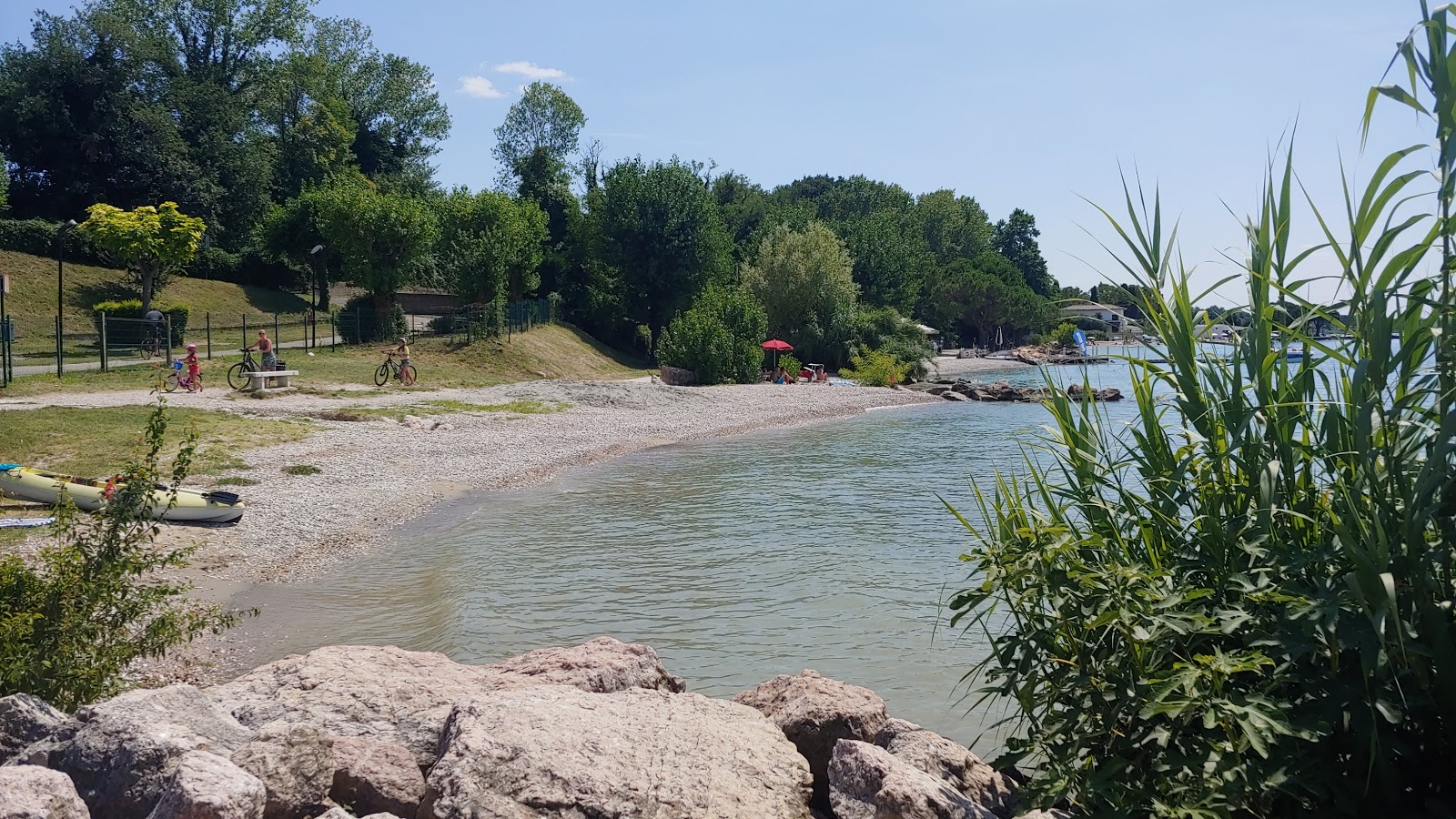 Foto di Spiaggia porto di Pacengo con abbastanza pulita livello di pulizia