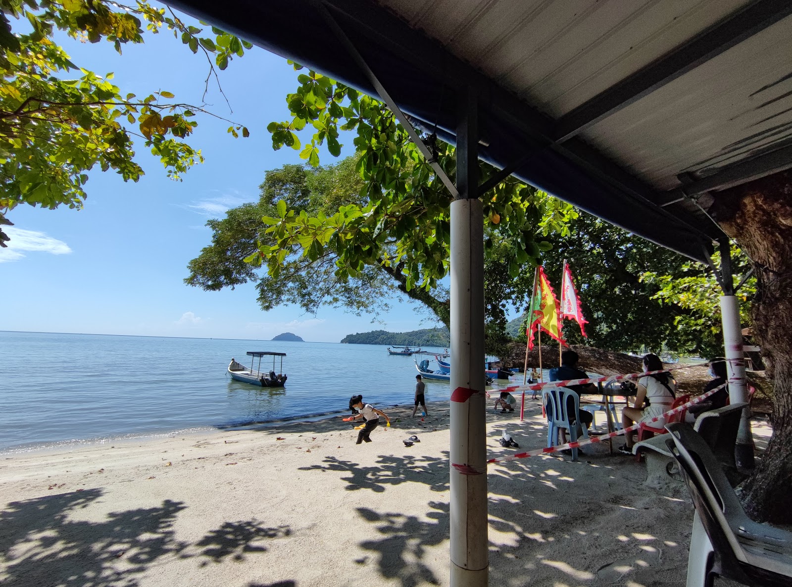 Gertak Sanggul Beach'in fotoğrafı dağlarla çevrili