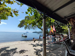 Gertak Sanggul Beach'in fotoğrafı dağlarla çevrili