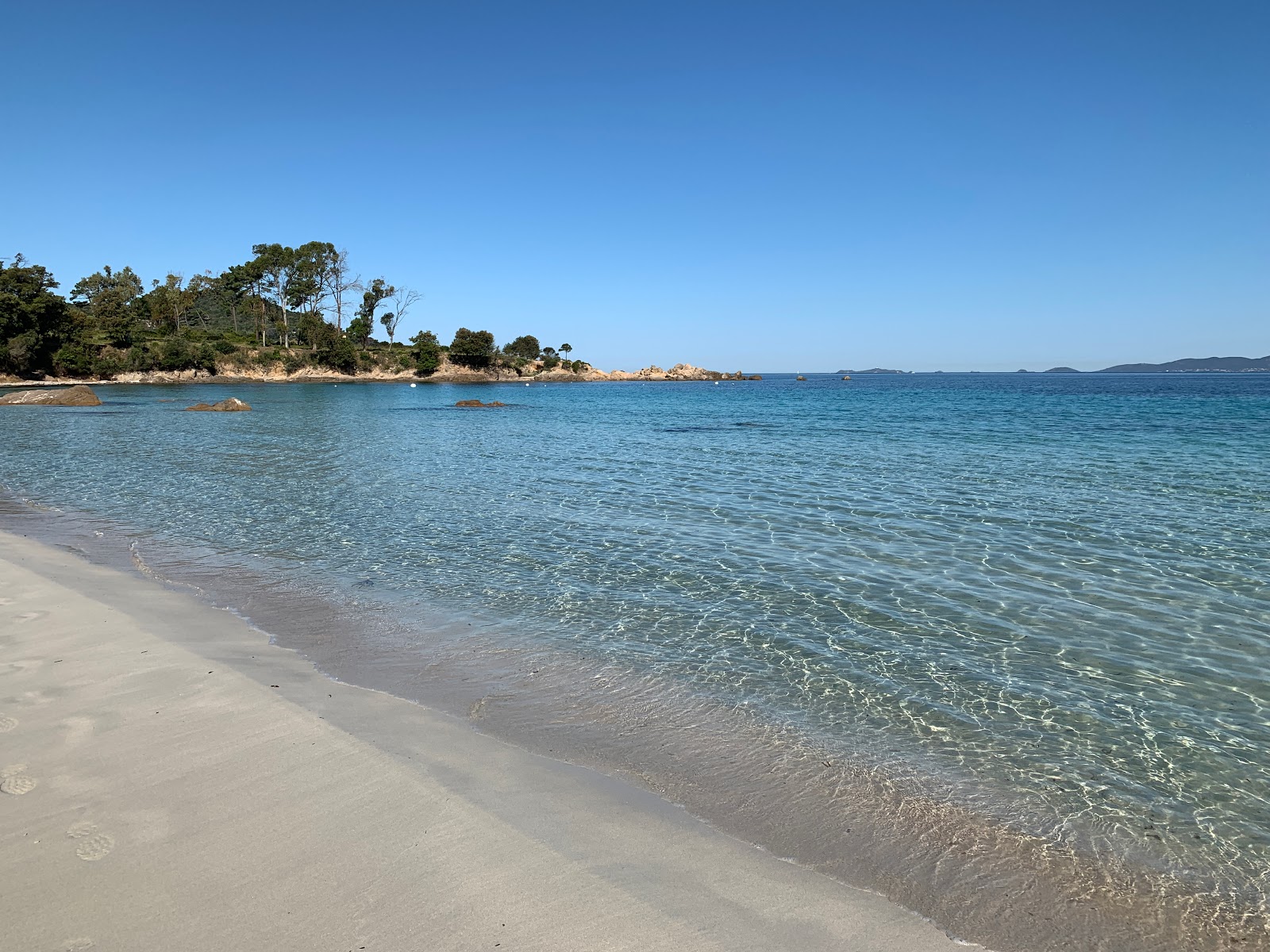 Φωτογραφία του Παραλία Θάλασσα και Ηλιος με φωτεινή λεπτή άμμο επιφάνεια