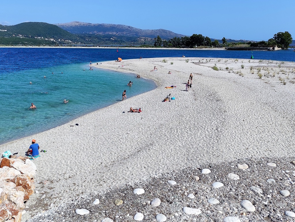 Foto von Ammoglossa Beach mit beiger sand & steine Oberfläche